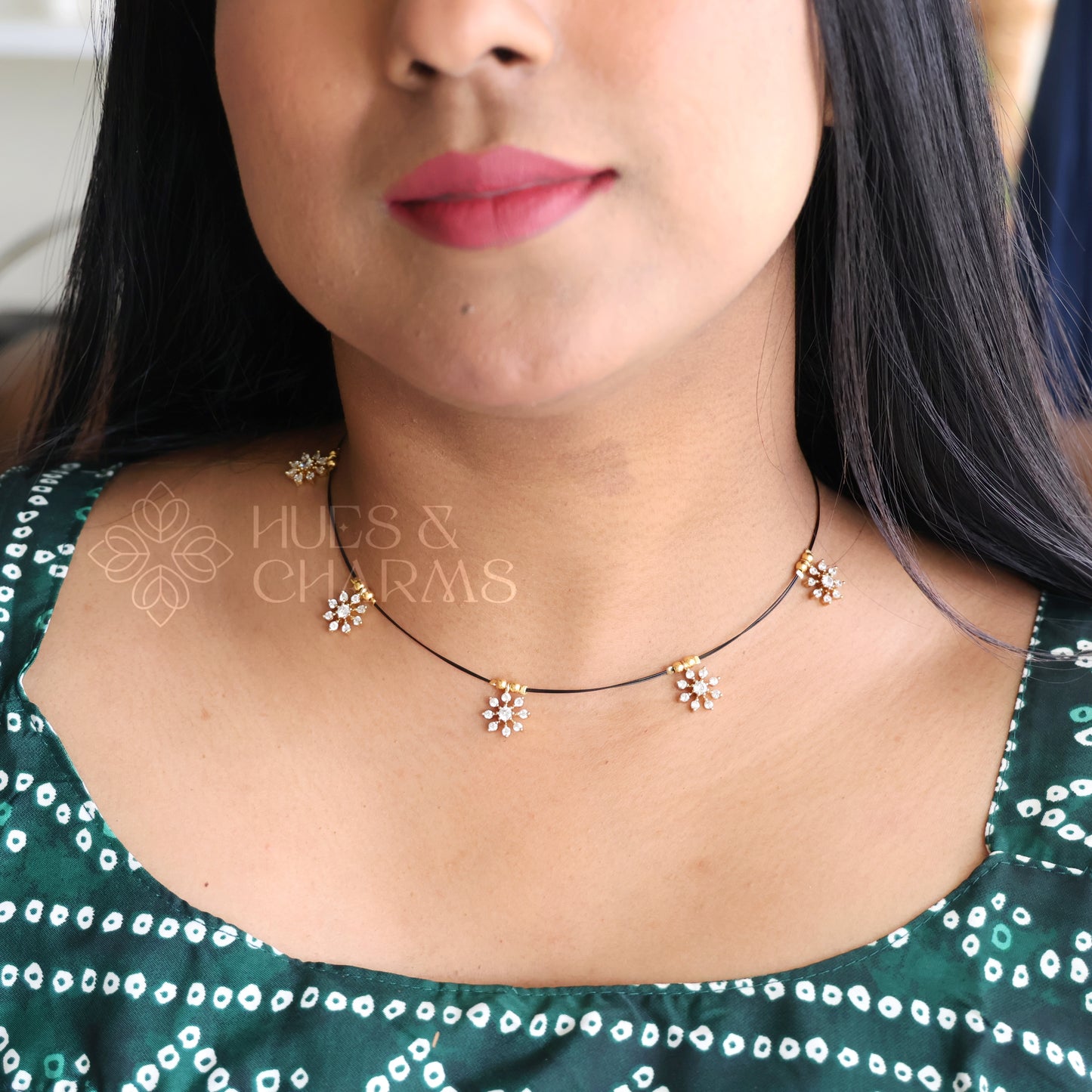 WHITE 5 SNOWFLAKES FLOATING NECKPIECE (BLACK EDITION)