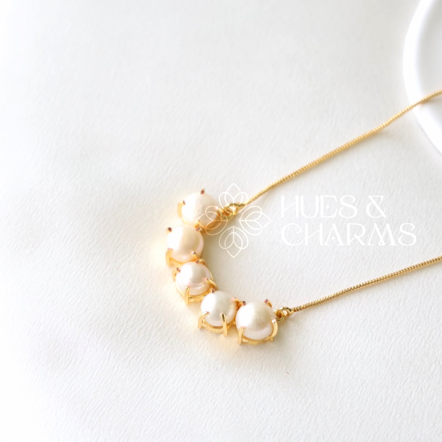 MINIMAL 5 PEARL PENDANT NECKPIECE