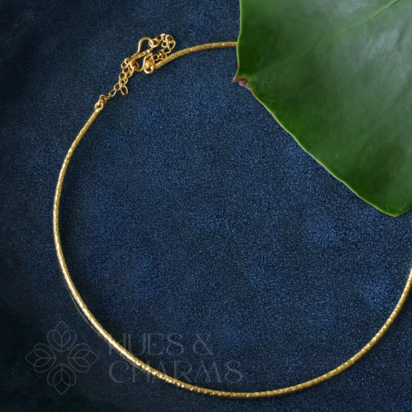 GOLDEN MINIMAL AURA NECKCUFF