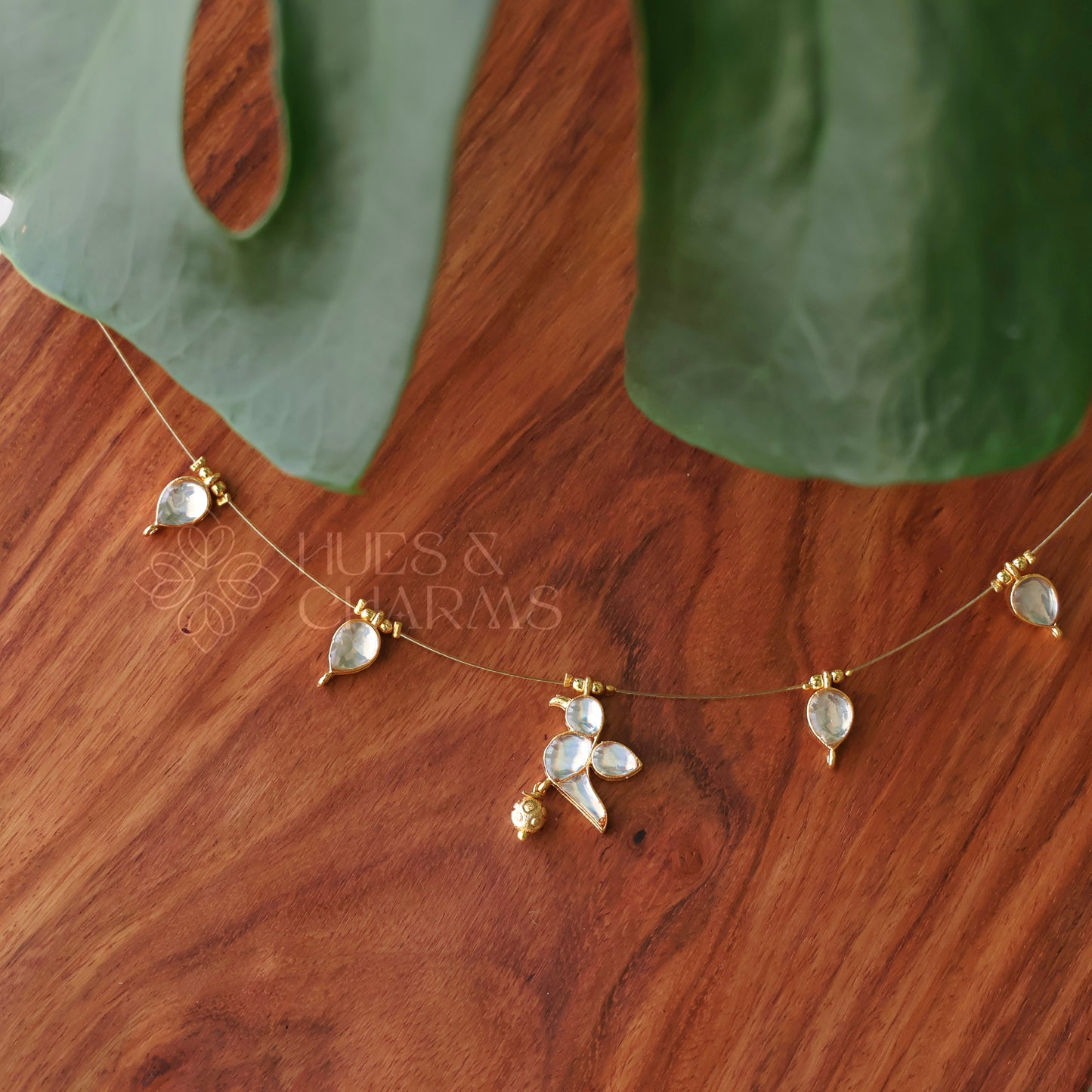 WHITE PARROT FLOATING NECKPIECE