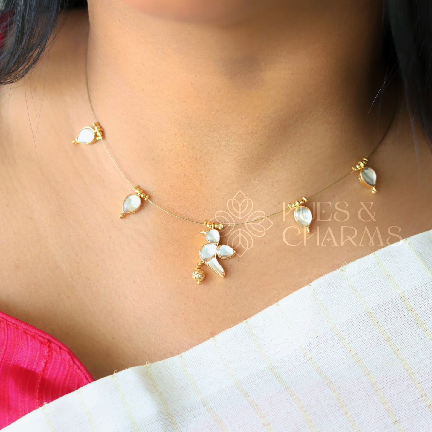 WHITE PARROT FLOATING NECKPIECE