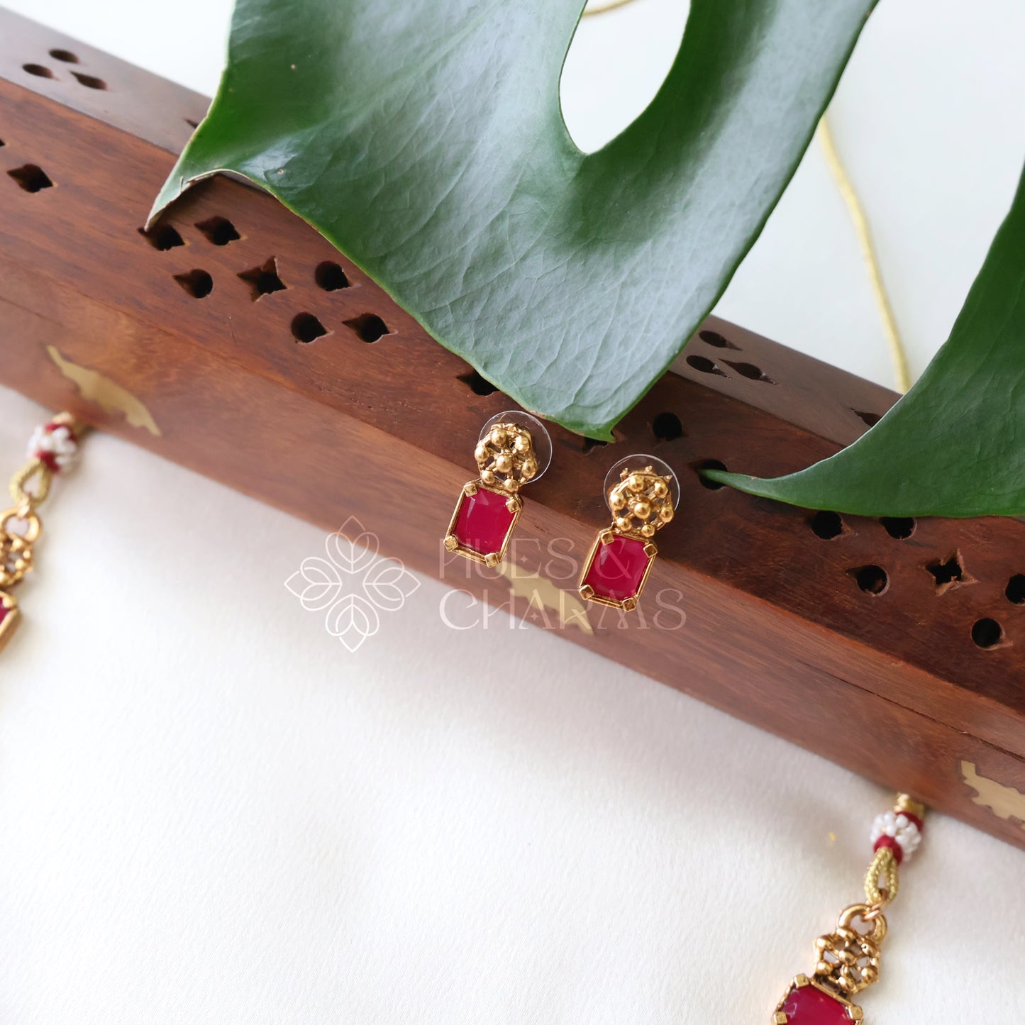 GOLDEN GLOSSY RECTANGLE AND FLORAL NECKLACE SET