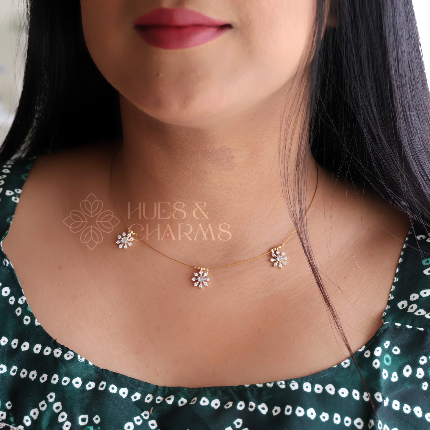 WHITE 3 SNOWFLAKES FLOATING NECKPIECE (COLOURS AVAILABLE)