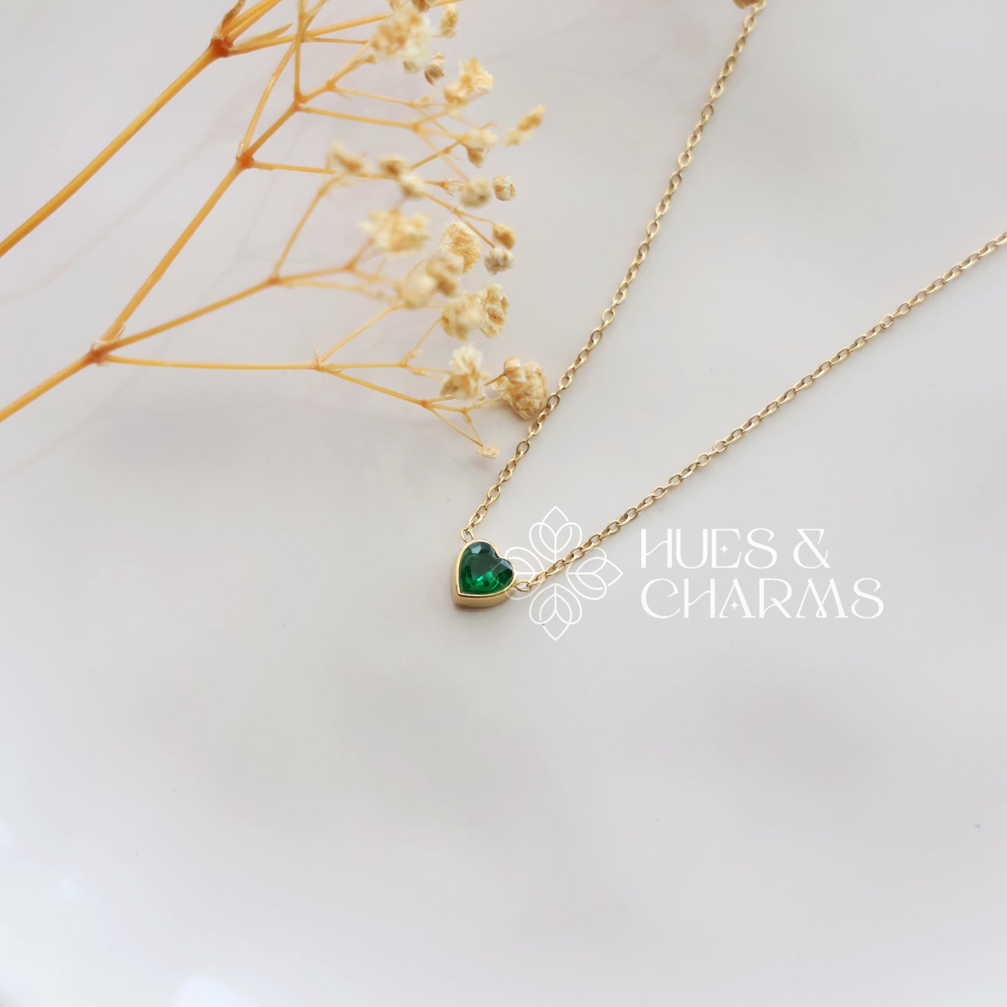 GOLDEN MINIMAL GREEN HEART NECKPIECE