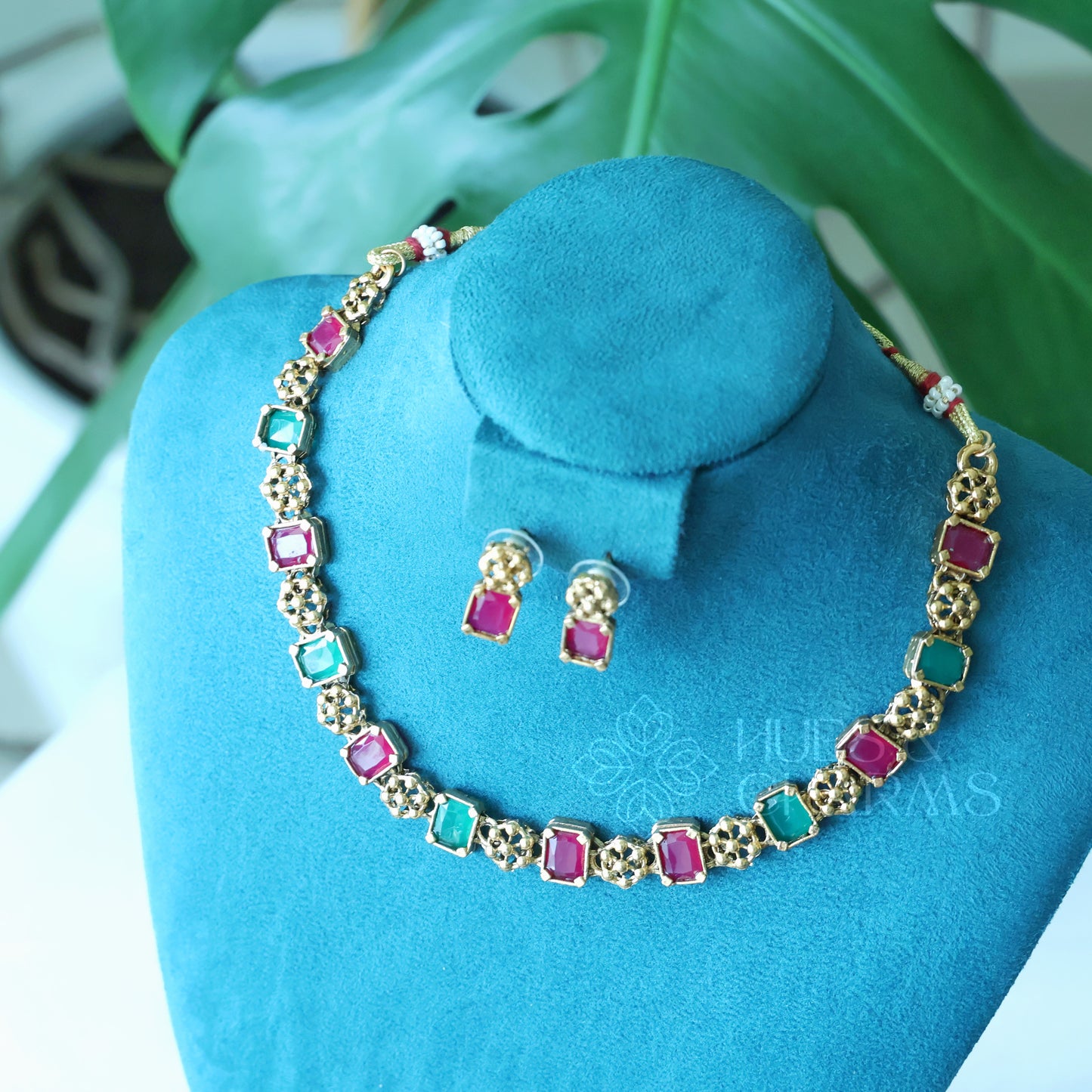 GOLDEN GLOSSY RECTANGLE AND FLORAL NECKLACE SET