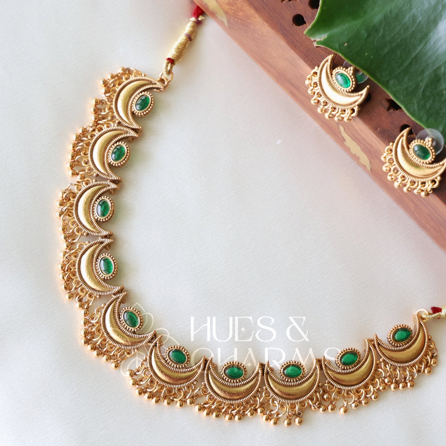 GOLDEN GREEN HALF MOON NECKLACE SET