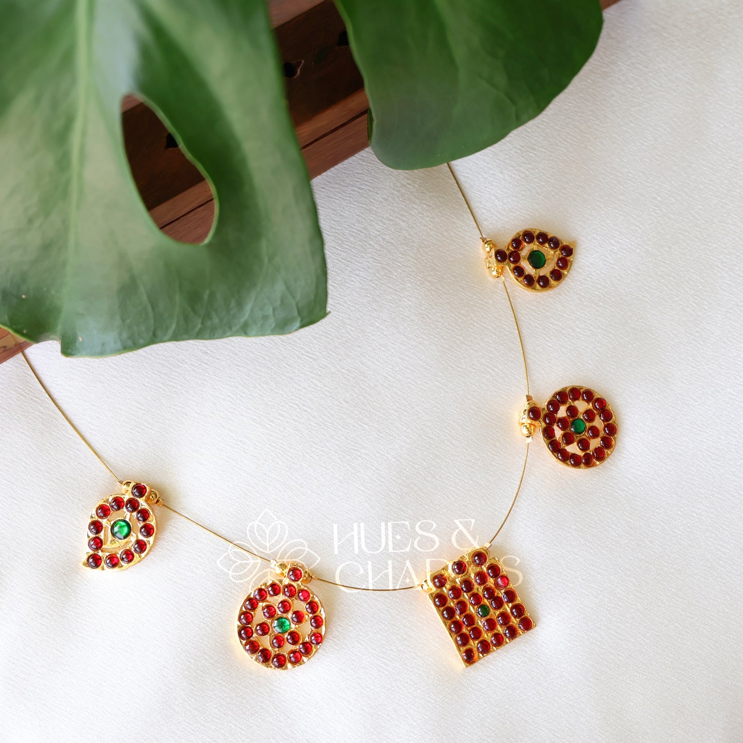 TRADITIONAL 5 PENDANT FLOATING NECKPIECE