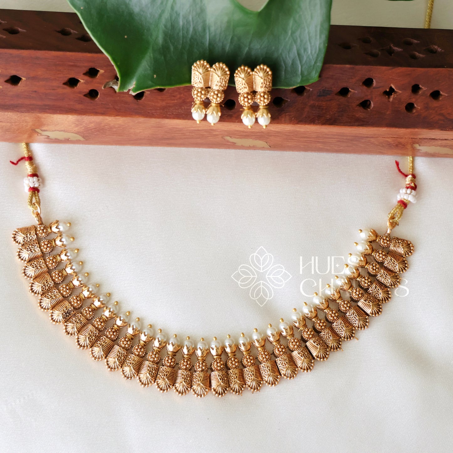 GOLDEN STATEMENT NECKLACE SET WITH PEARL DETAILING