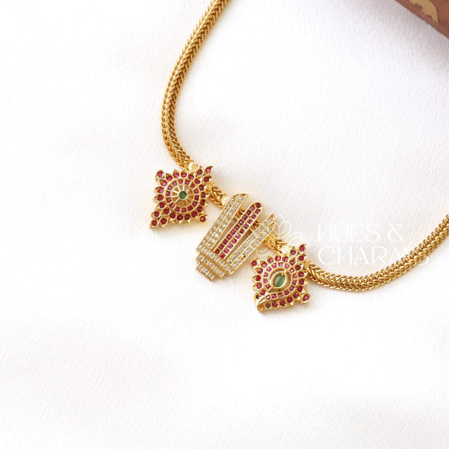 GOLDEN TRADITIONAL PERUMAL NECKLACE SET
