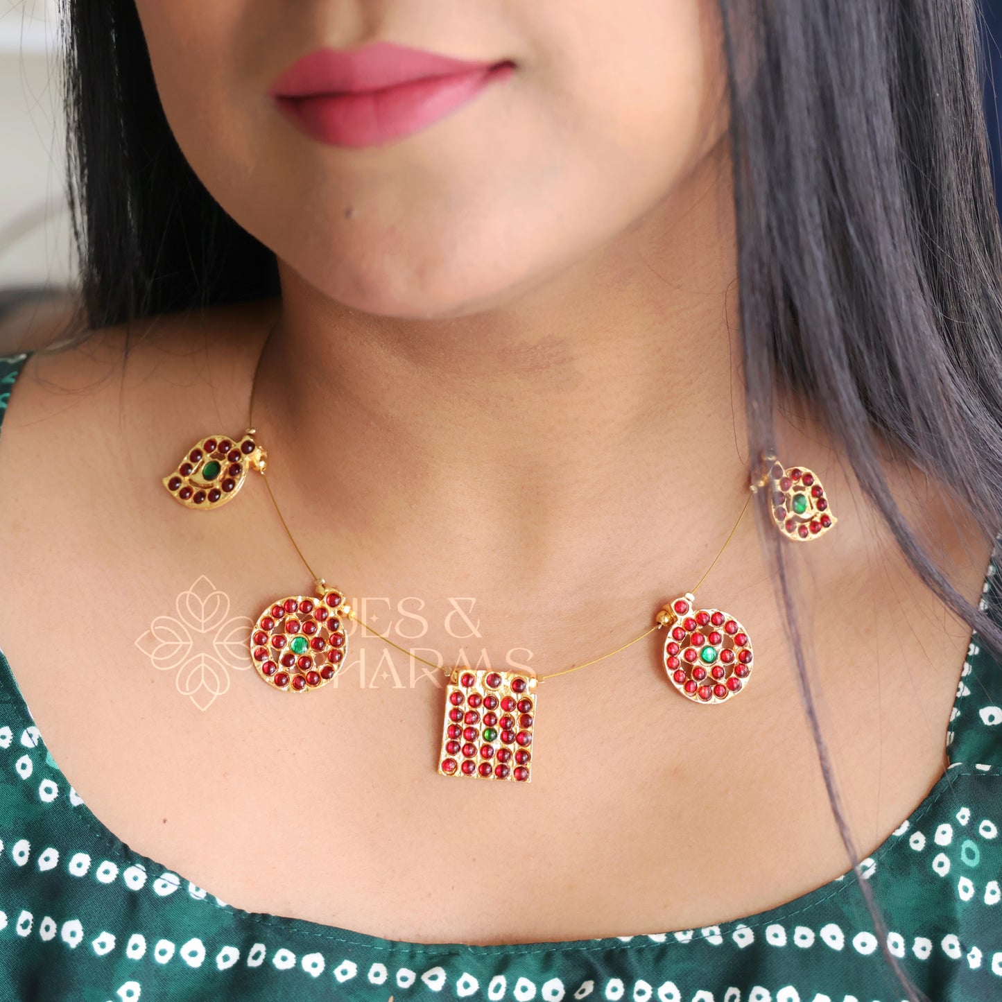 TRADITIONAL 5 PENDANT FLOATING NECKPIECE