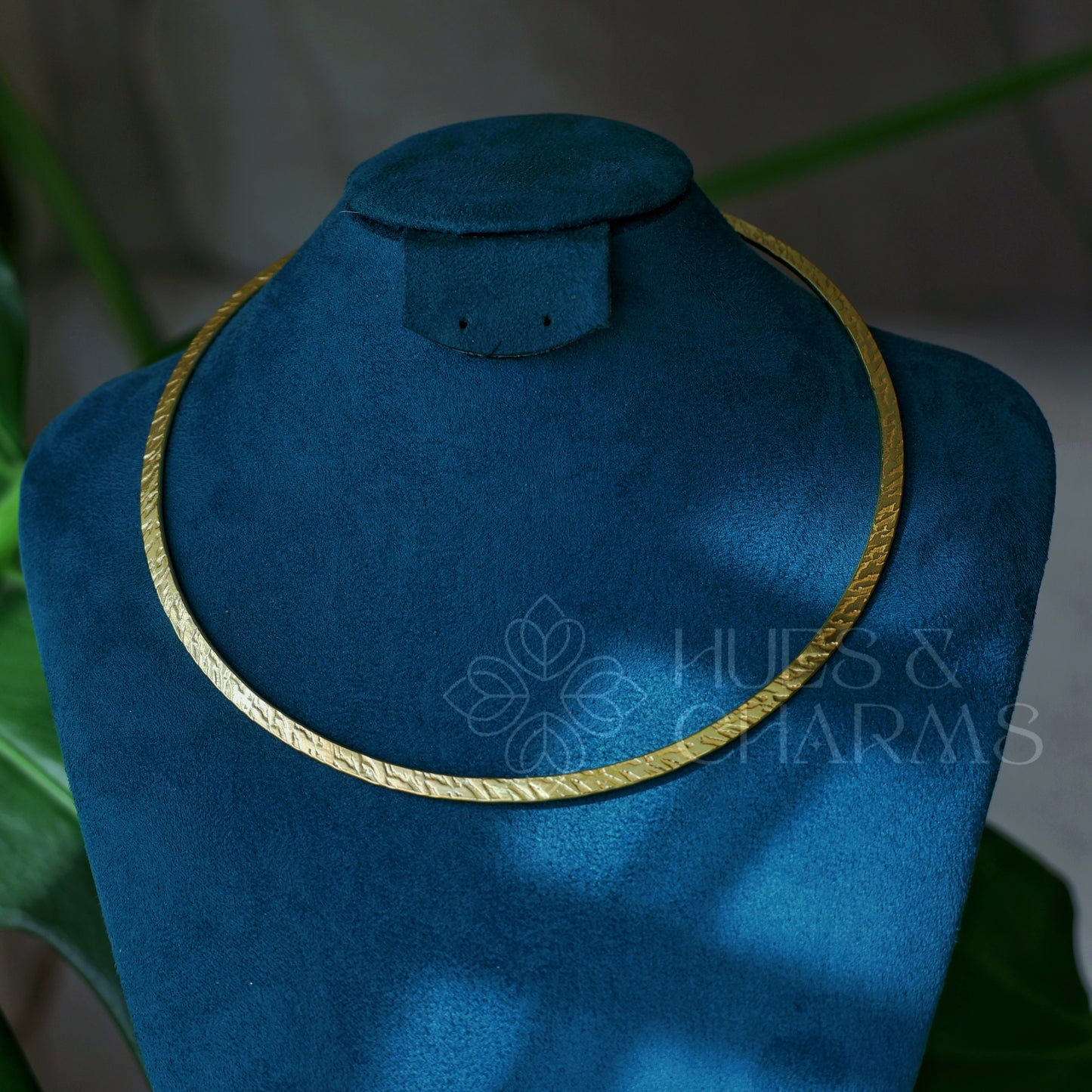GOLDEN MINIMAL TEXTURED NECKCUFF