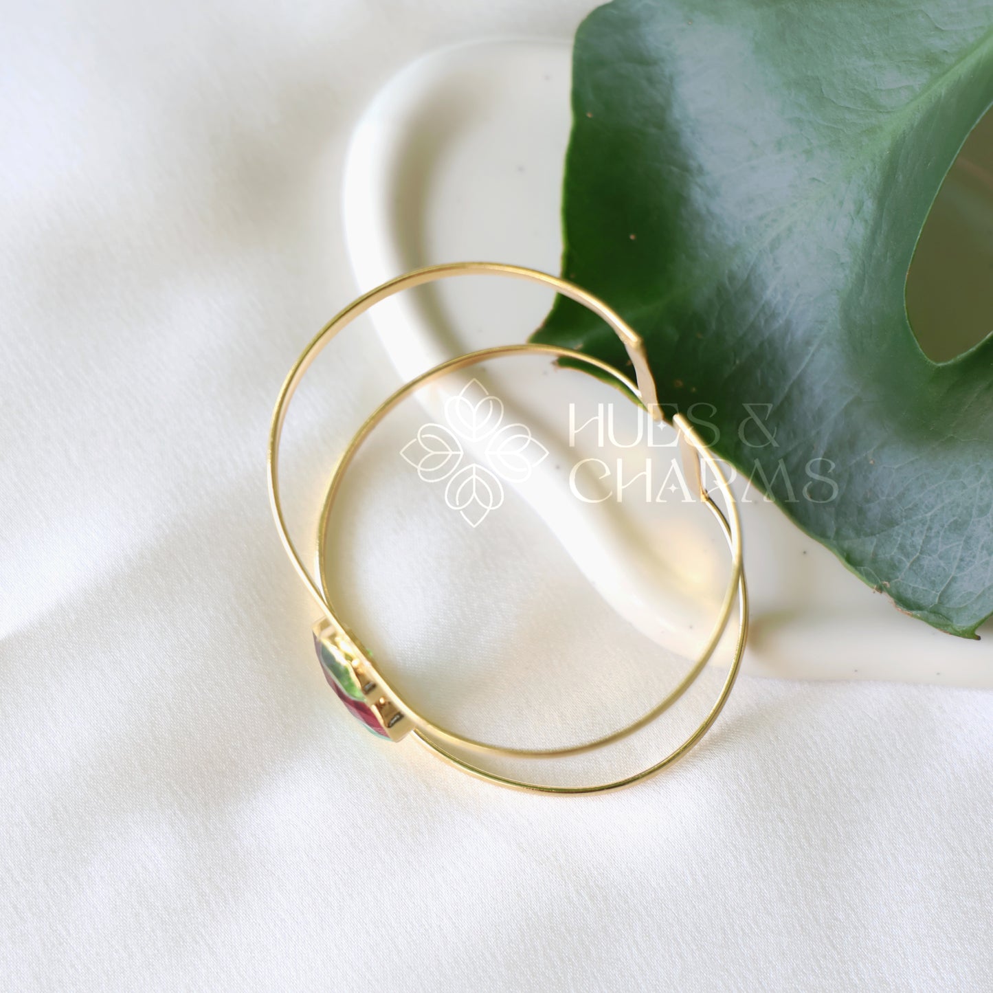 GOLDEN GLOSSY TRIO SHAPE HAND CUFF (COLOURS AVAILABLE)