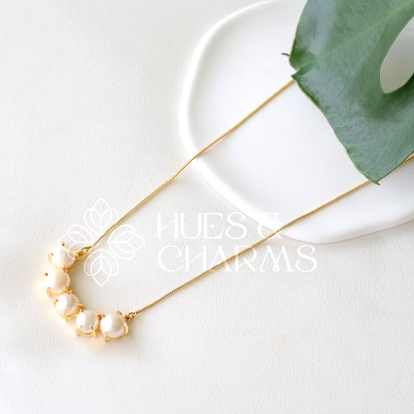 MINIMAL 5 PEARL PENDANT NECKPIECE