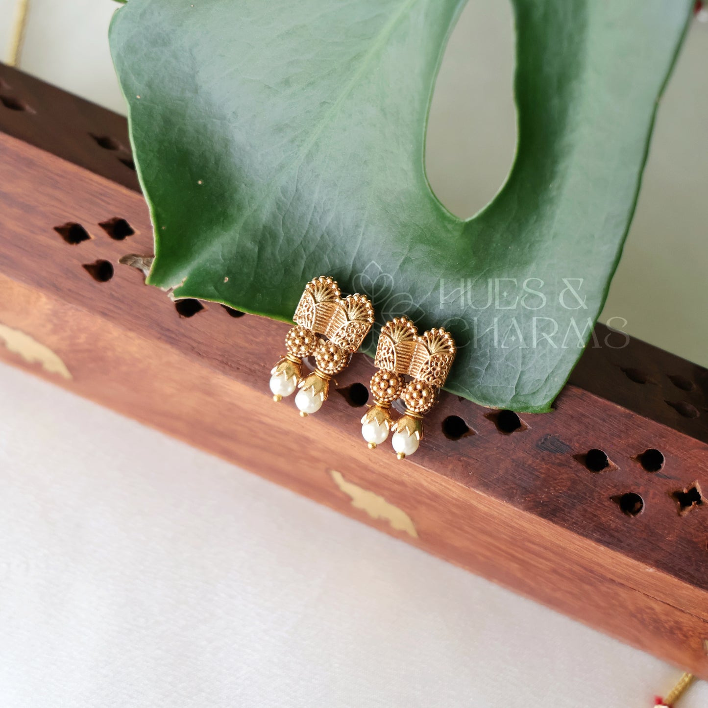 GOLDEN STATEMENT NECKLACE SET WITH PEARL DETAILING