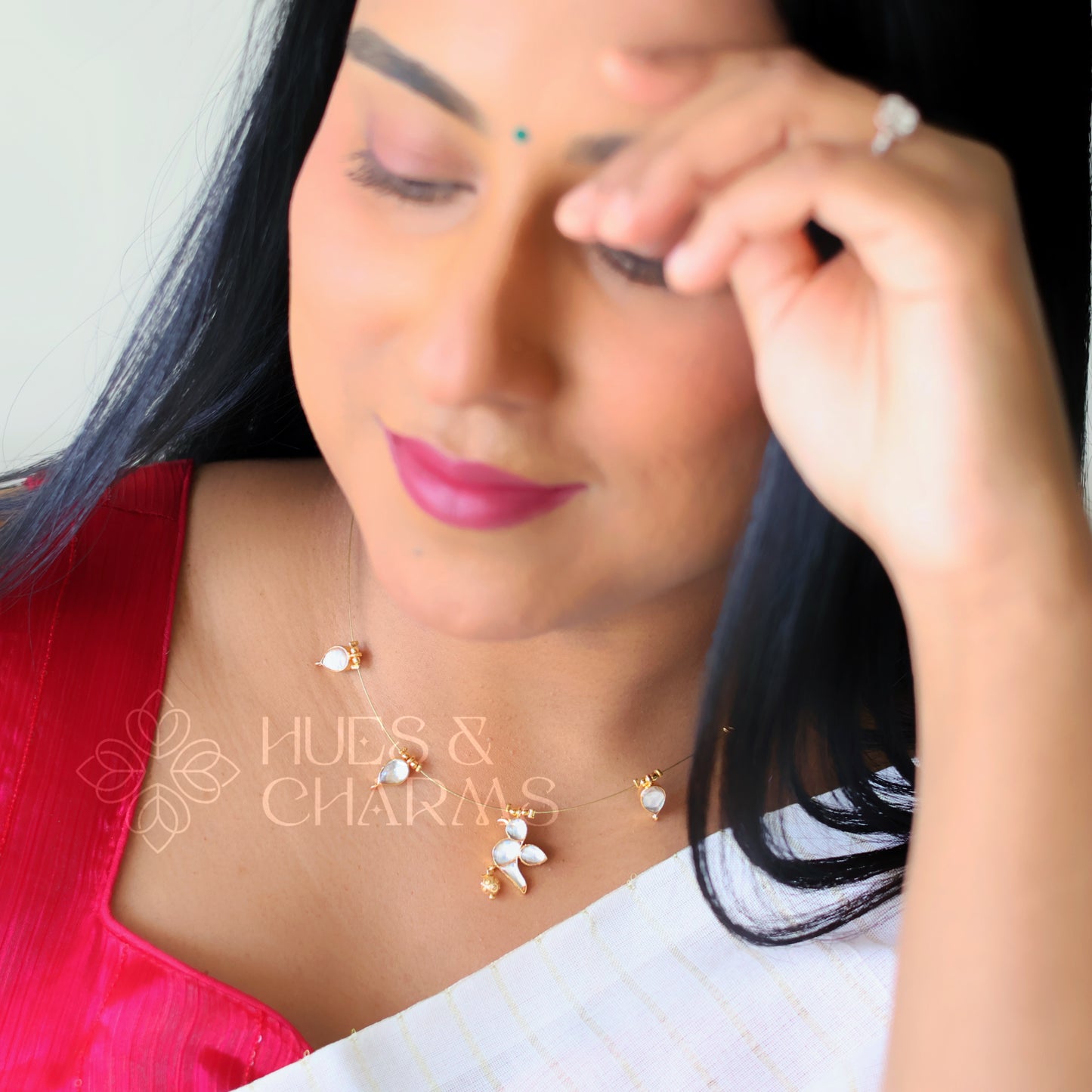 WHITE PARROT FLOATING NECKPIECE