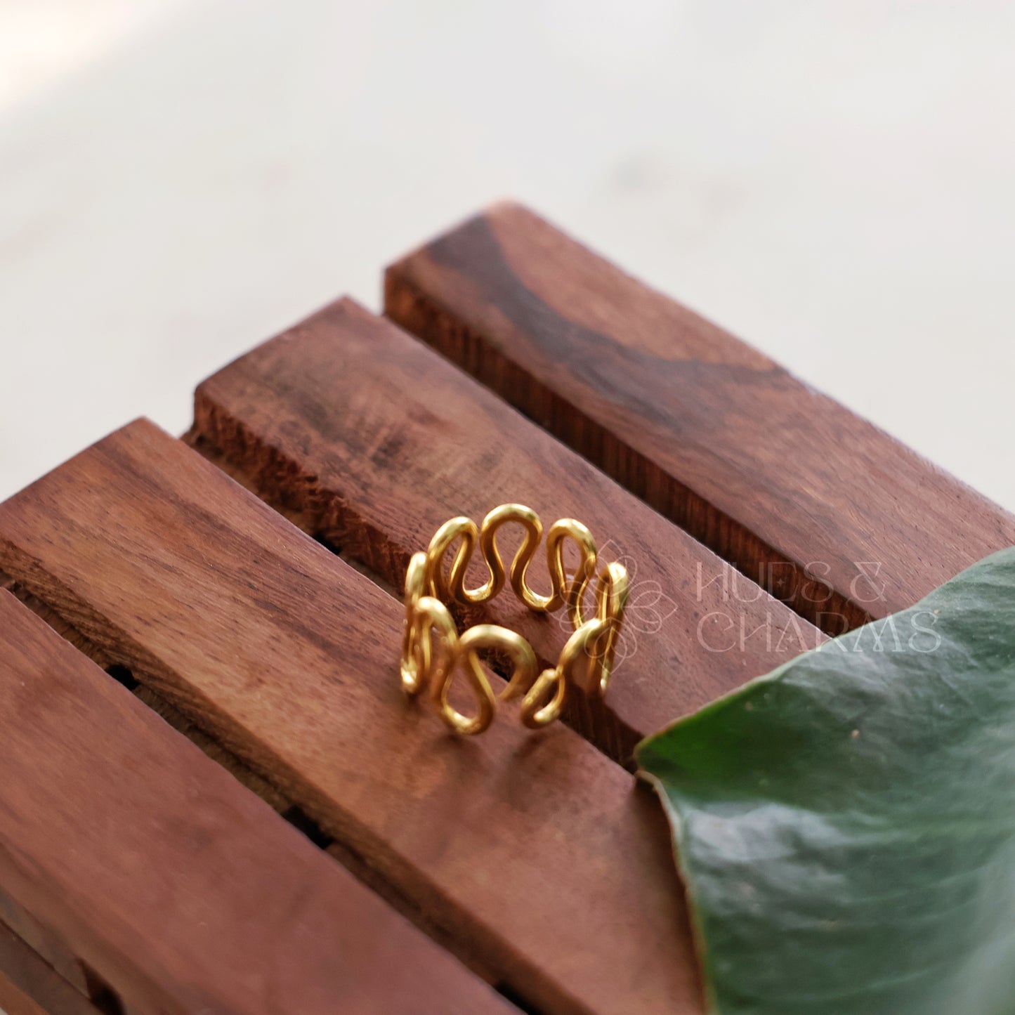 GOLDEN SWIRL ADJUSTABLE RING
