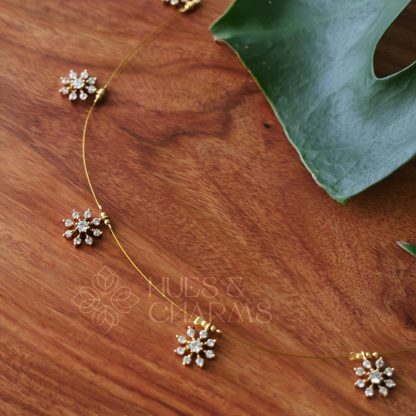 WHITE 5 SNOWFLAKES FLOATING NECKPIECE