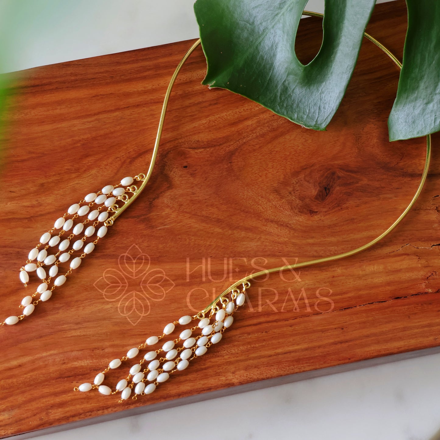 GOLDEN LAYERED PEARL NECK CUFF