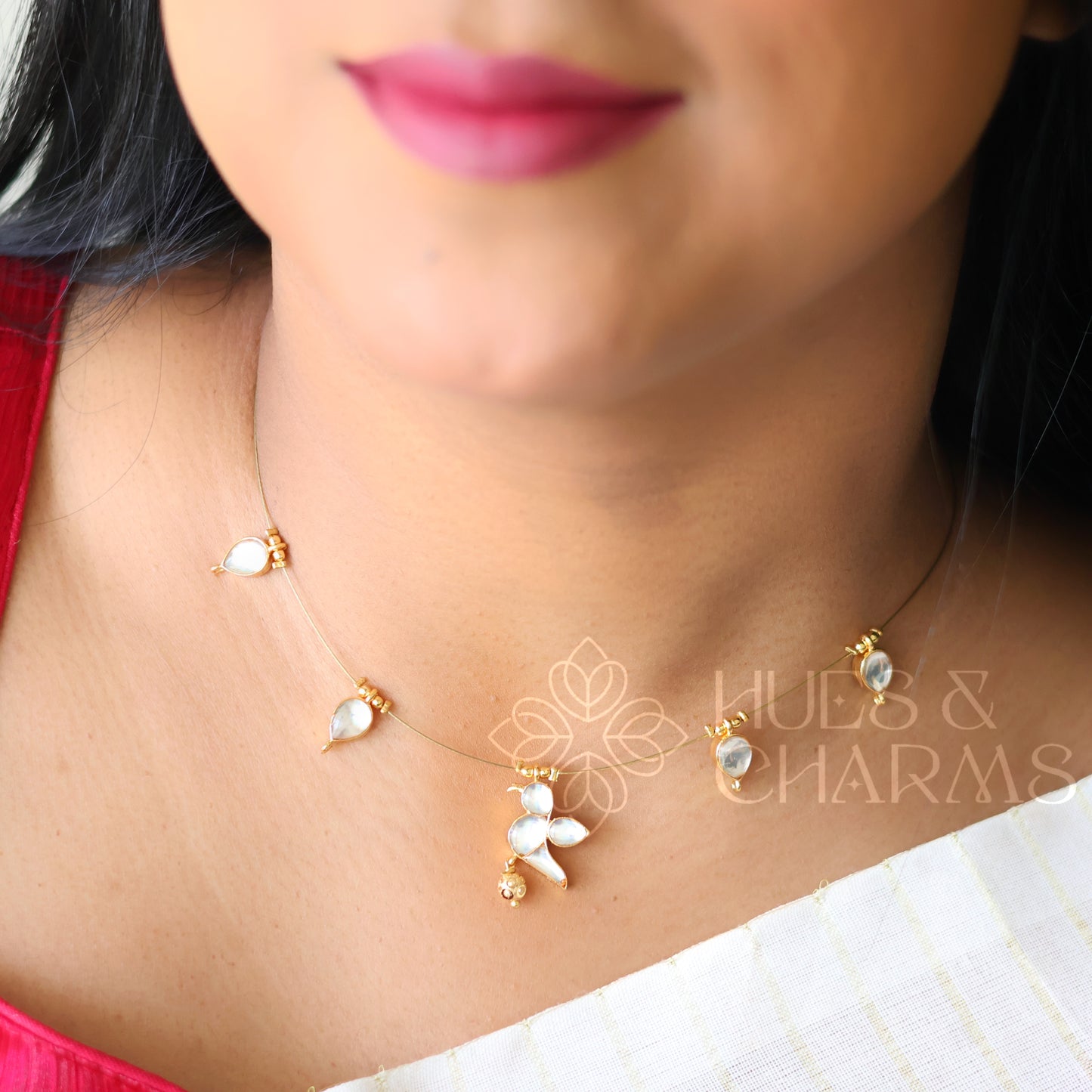 WHITE PARROT FLOATING NECKPIECE