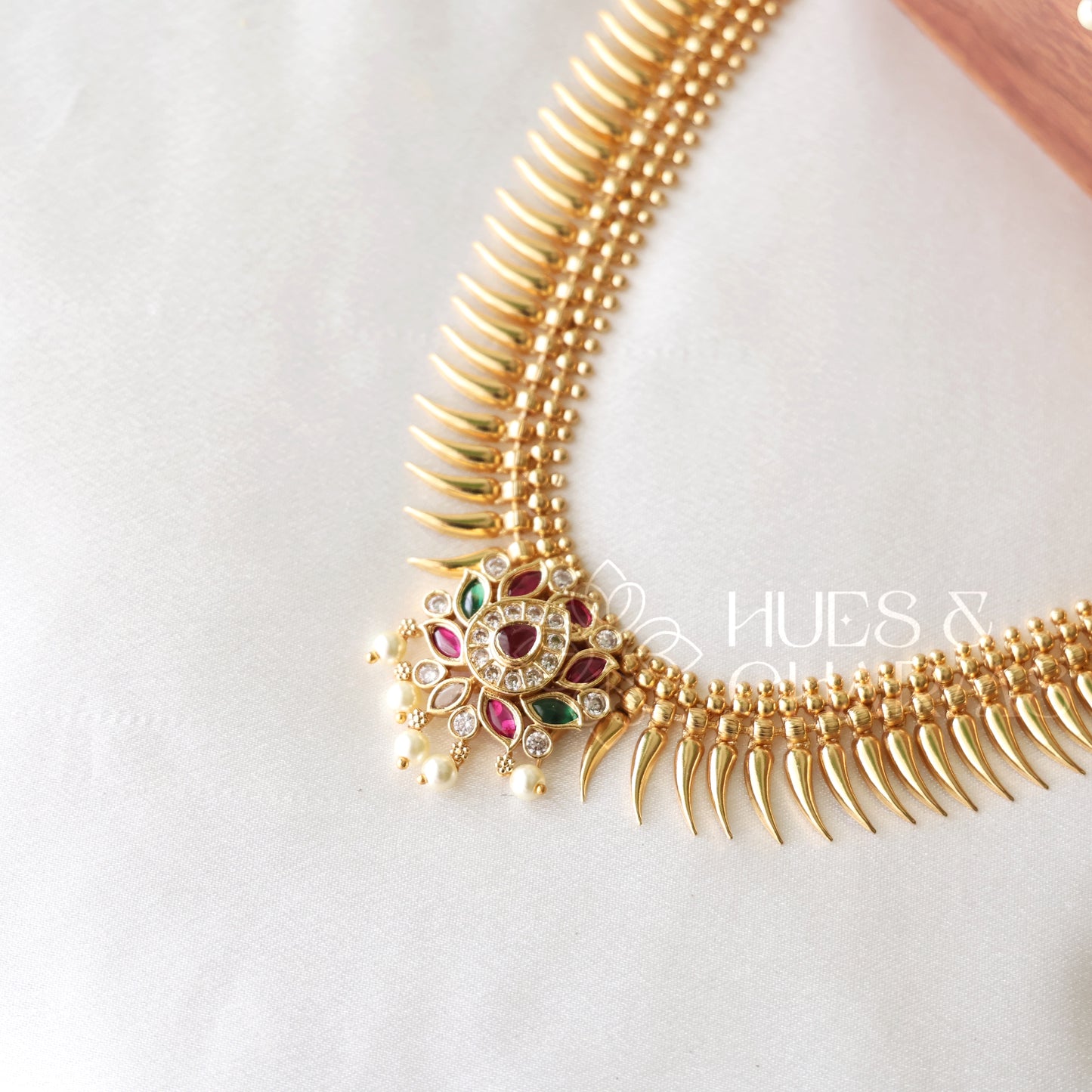 TRADITIONAL GOLDEN LOTUS NECKLACE SET WITH PEARL