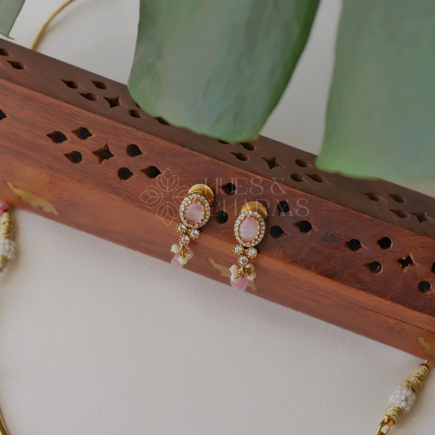 GOLDEN STIFF NECKLACE SET WITH BEADS (COLOURS AVAILABLE)