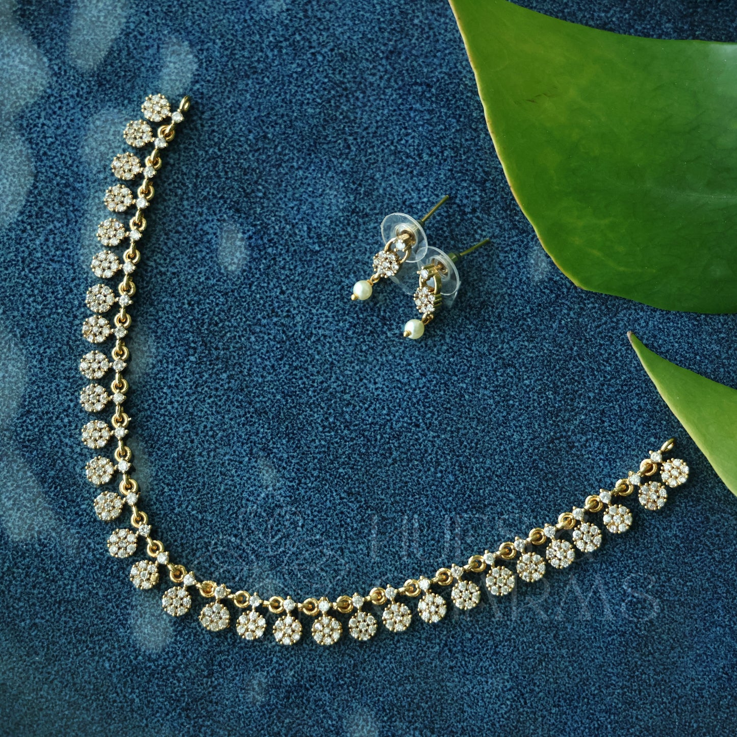 GOLDEN MINIMAL FLOREA AD NECKLACE SET