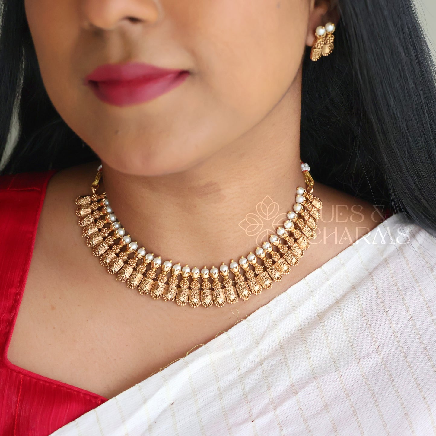 GOLDEN STATEMENT NECKLACE SET WITH PEARL DETAILING