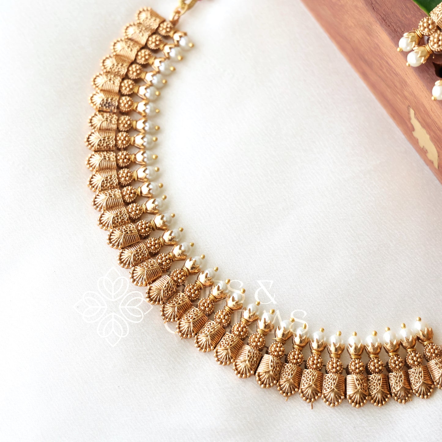 GOLDEN STATEMENT NECKLACE SET WITH PEARL DETAILING