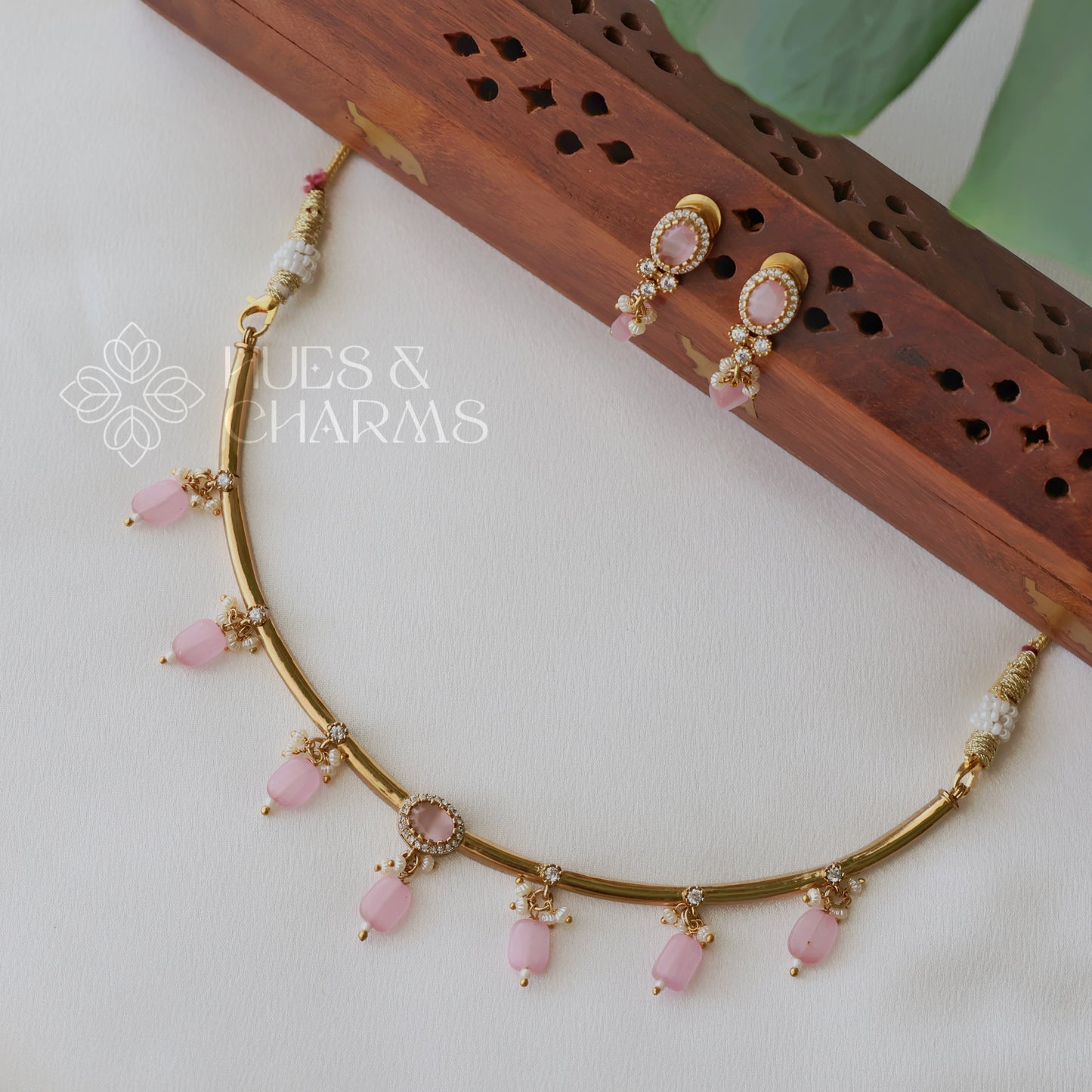 GOLDEN STIFF NECKLACE SET WITH BEADS (COLOURS AVAILABLE)
