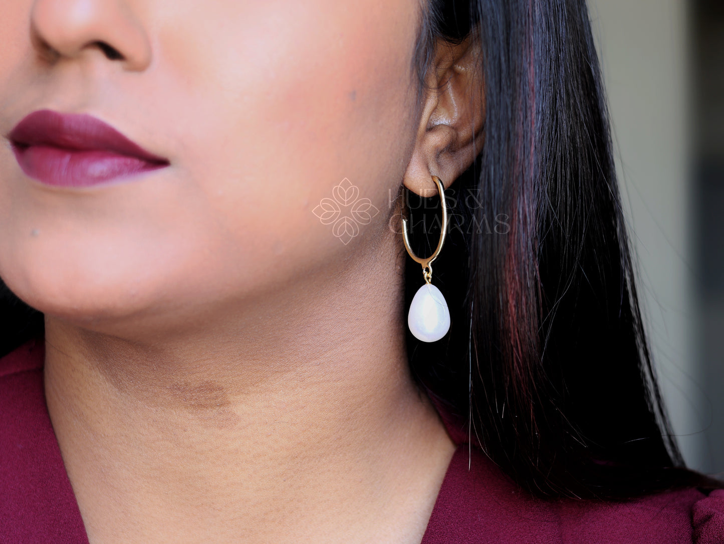 MINIMAL HOOP EARRING WITH PEARL DROP