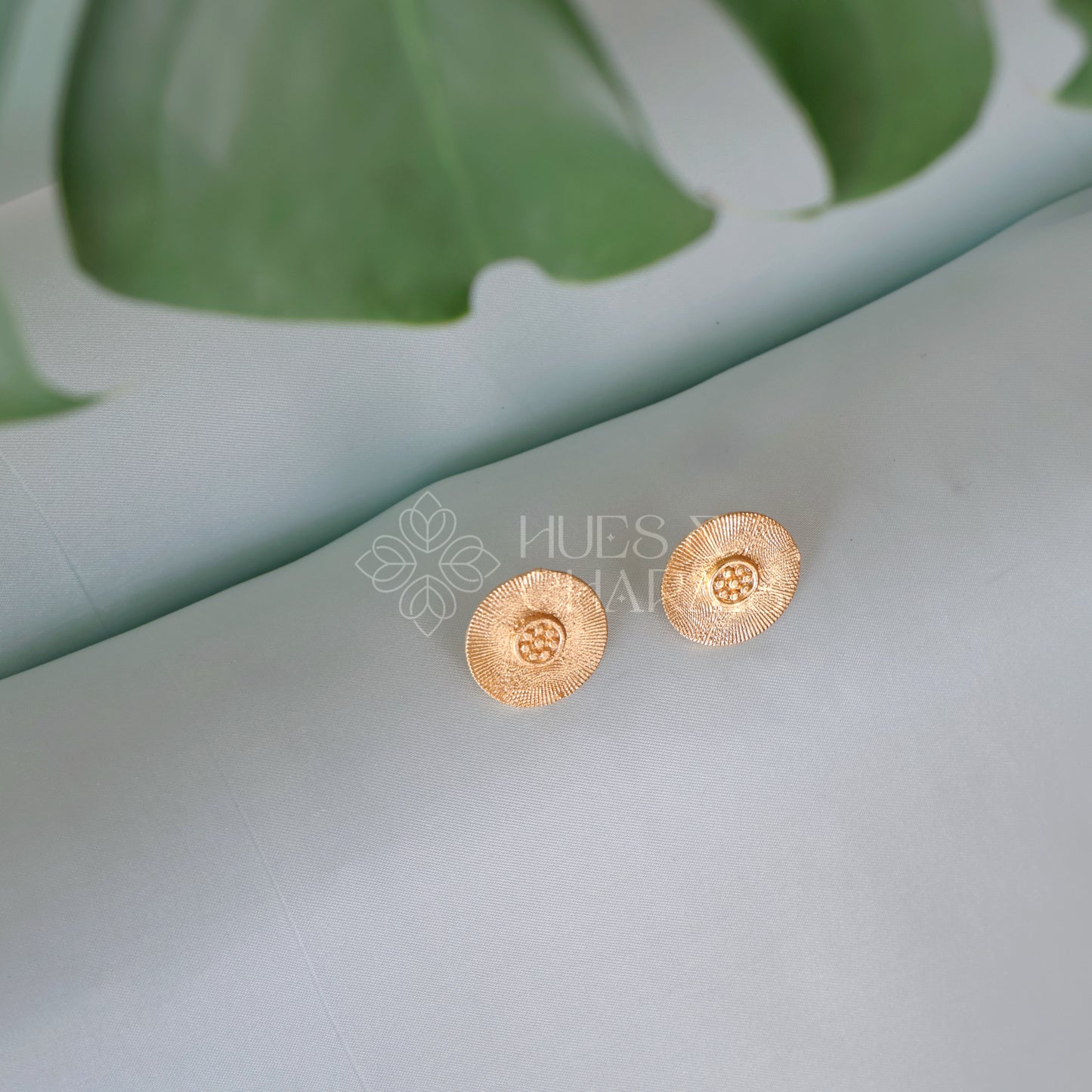 GOLDEN FLORAL BLOOM STUD EARRINGS