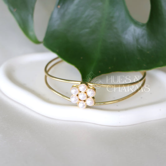 GOLDEN FLORAL PEARL BANGLE