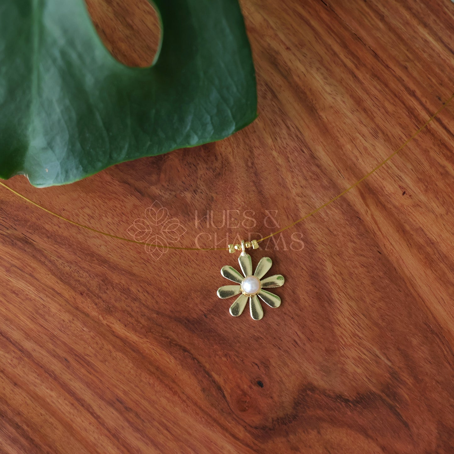 DAISY FLOWER FLOATING NECKPIECE