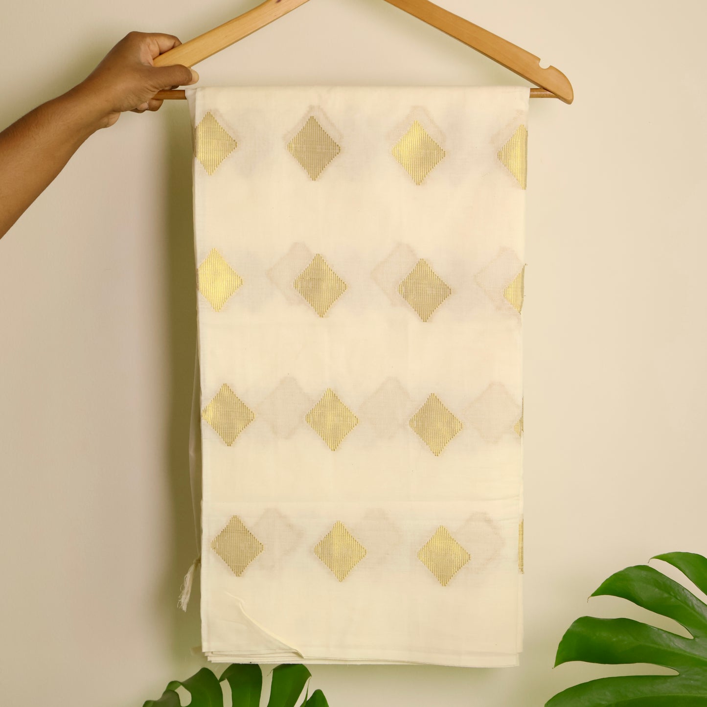 KERALA GOLDEN MUDRA MOTIF SAREE