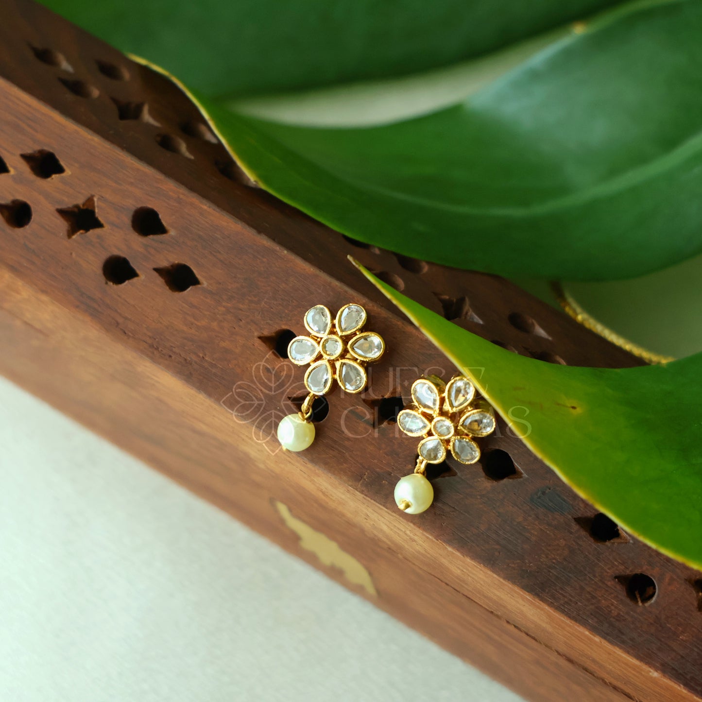 THREE-LAYER PUSHPA NECKLACE SET WITH PEARL
