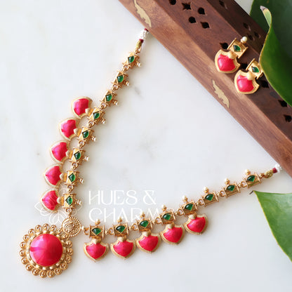 GOLDEN VAIBHAVA PALAKKA NECKLACE SET (Colours available)