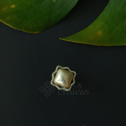 GOLDEN CUSHION FRAME AD ADJUSTABLE PEARL RING