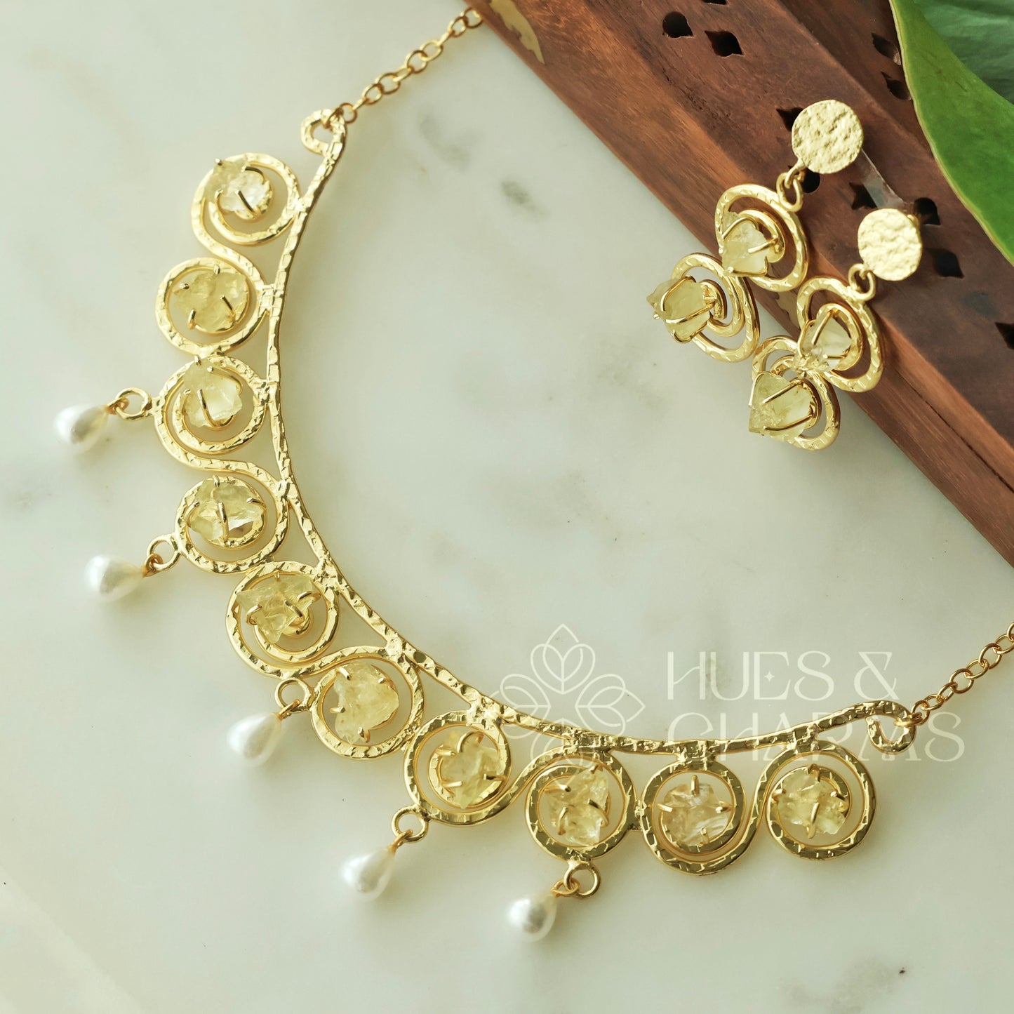 NATURAL STONE LUMIERE NECKLACE SET WITH PEARLS (Colours available)