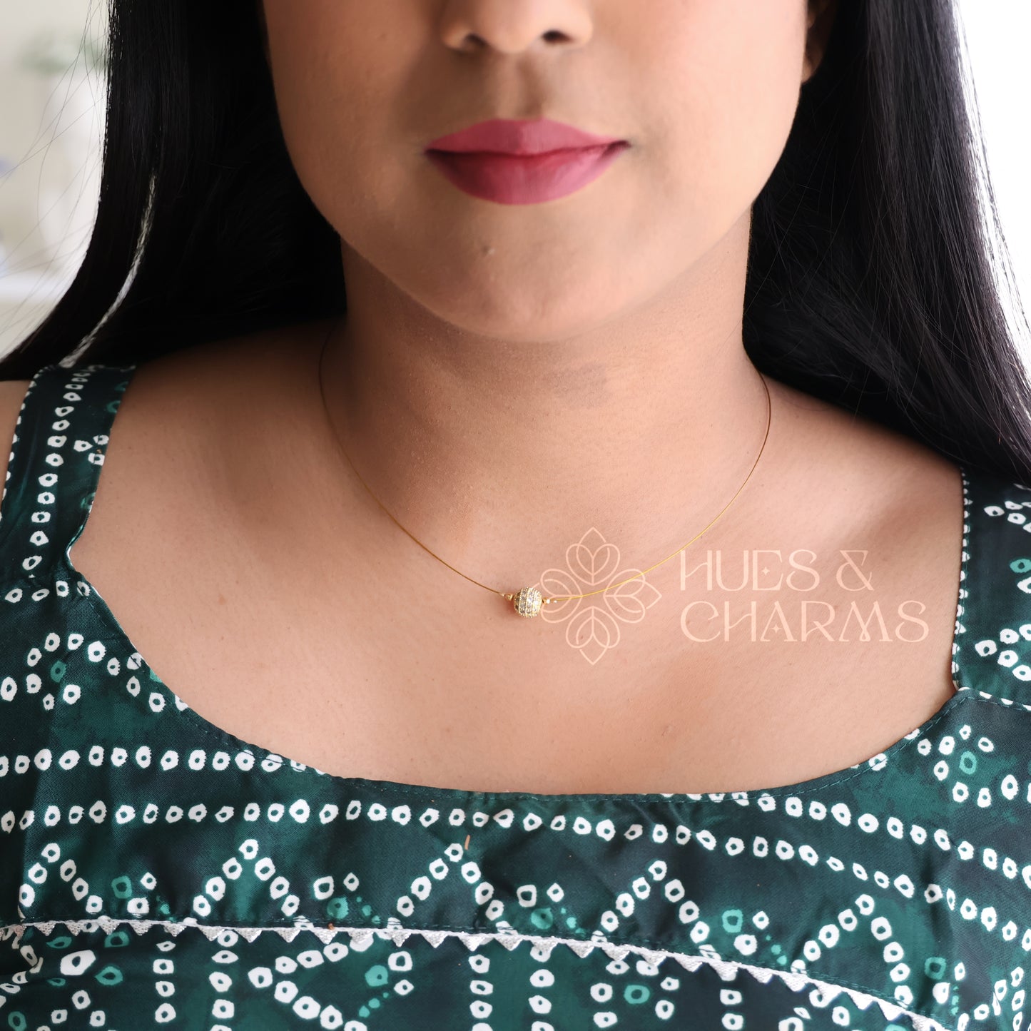 WHITE FLOATING BALL NECKPIECE