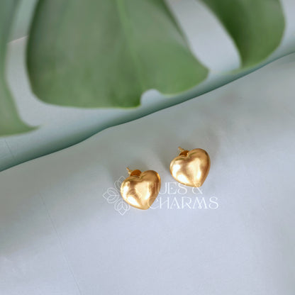GOLDEN MUSE HEART STUD EARRINGS