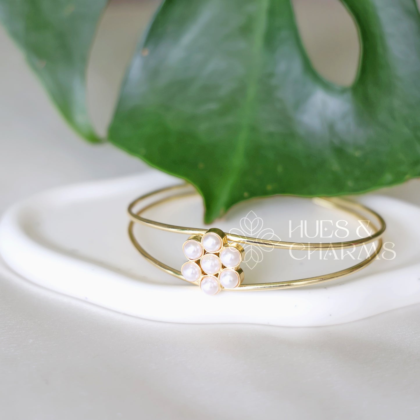 GOLDEN FLORAL PEARL BANGLE