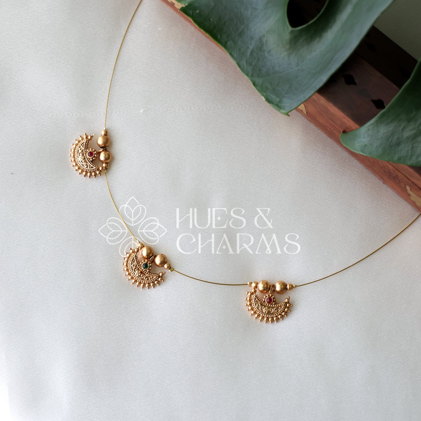 GOLDEN 3 DIYA FLOATING NECKPIECE