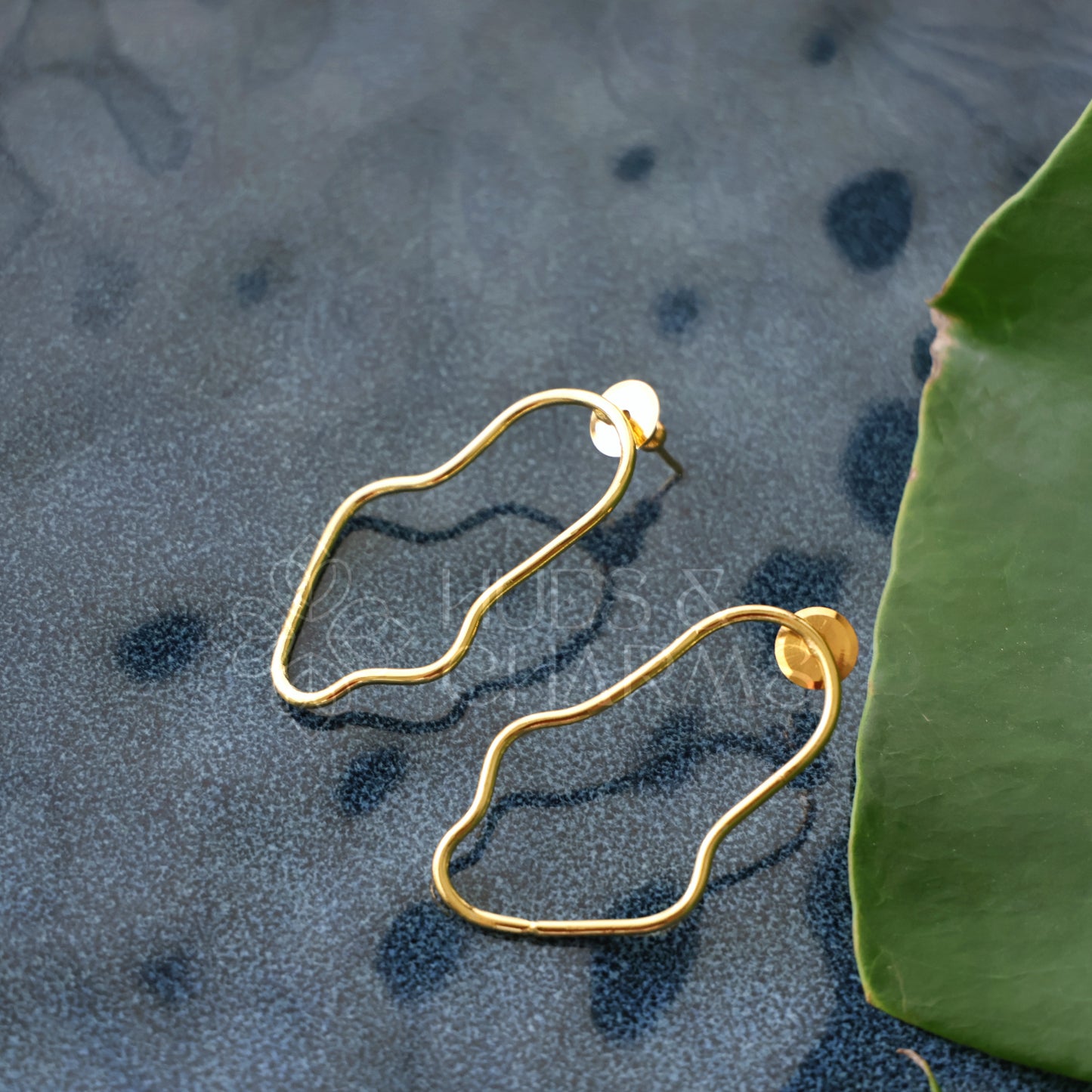 GOLDEN ELARA CURVE EARRINGS