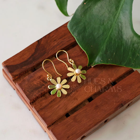 GOLDEN DAISY FLOWER DANGLER EARRINGS WITH PEARL