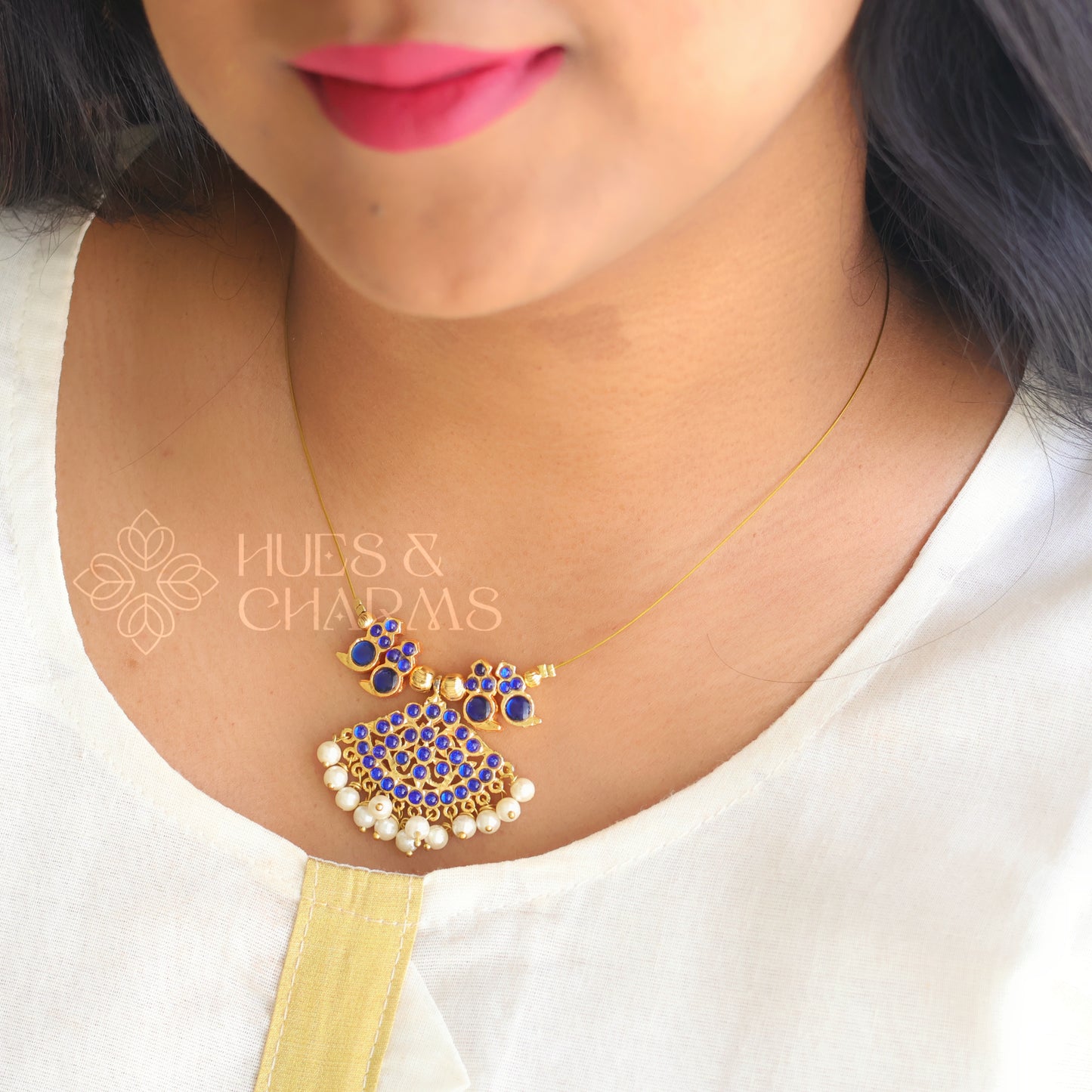 TRADITIONAL FLOATING NECKPIECE