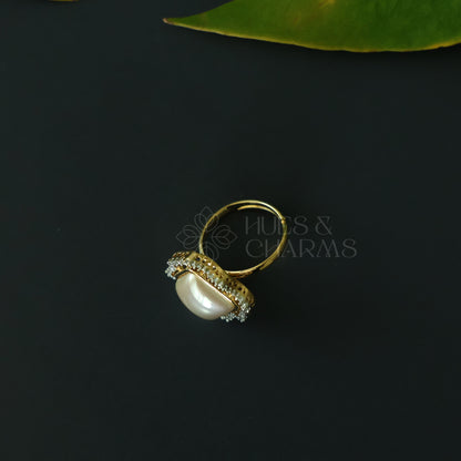 GOLDEN CUSHION FRAME AD ADJUSTABLE PEARL RING