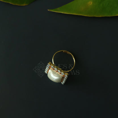 GOLDEN SQUARE FRAME ADJUSTABLE PEARL RING