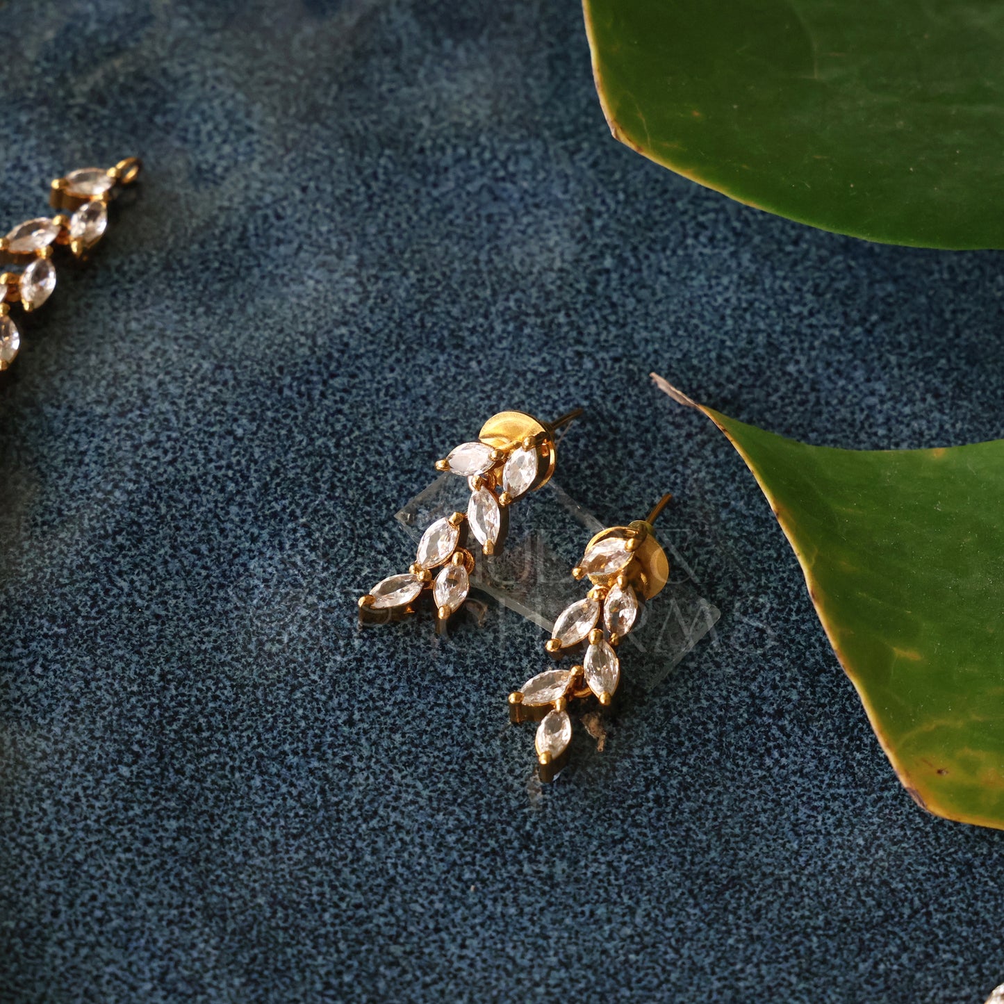 GOLDEN LUSTRE LEAF AD NECKLACE SET