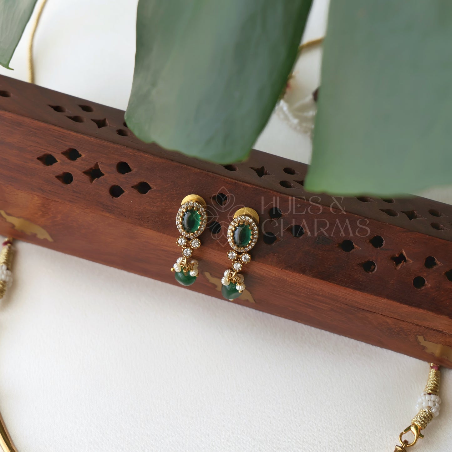 GOLDEN STIFF NECKLACE SET WITH BEADS (COLOURS AVAILABLE)