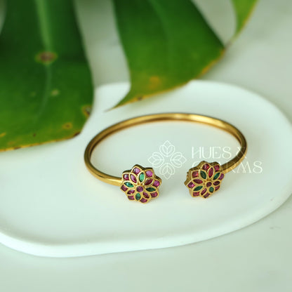 ANTIQUE FLORAL MOTIF KEMP ADJUSTBLE BANGLE